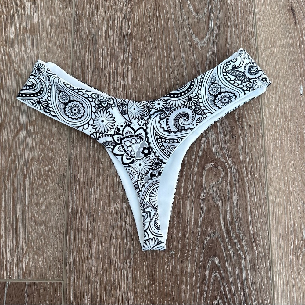 Reversible thong bikini bottoms